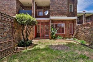 Townhouse under offer in Crystal Park, Benoni - P313414