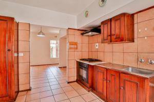 Townhouse under offer in Crystal Park, Benoni - P313414