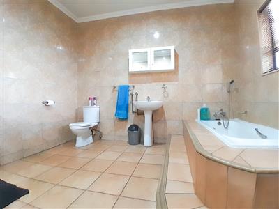 bathroom in the flatlet - House for sale in Ravenswood, Boksburg - P211895