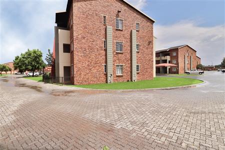Townhouse For Sale in Comet, Boksburg - P692633