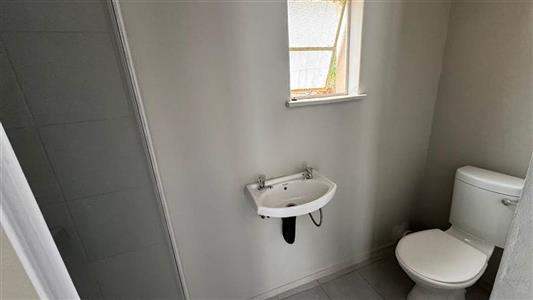 En-suite Bathroom Shower basin and tpilet - Cottage To Rent in Klisserville Kimberley - P1305085