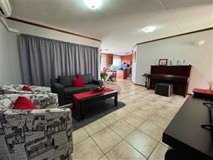 Townhouse To Rent in Hillcrest Kimberley - P1462210