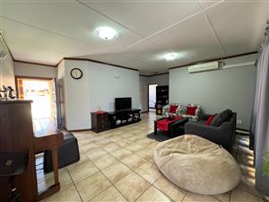Townhouse To Rent in Hillcrest Kimberley - P1462210