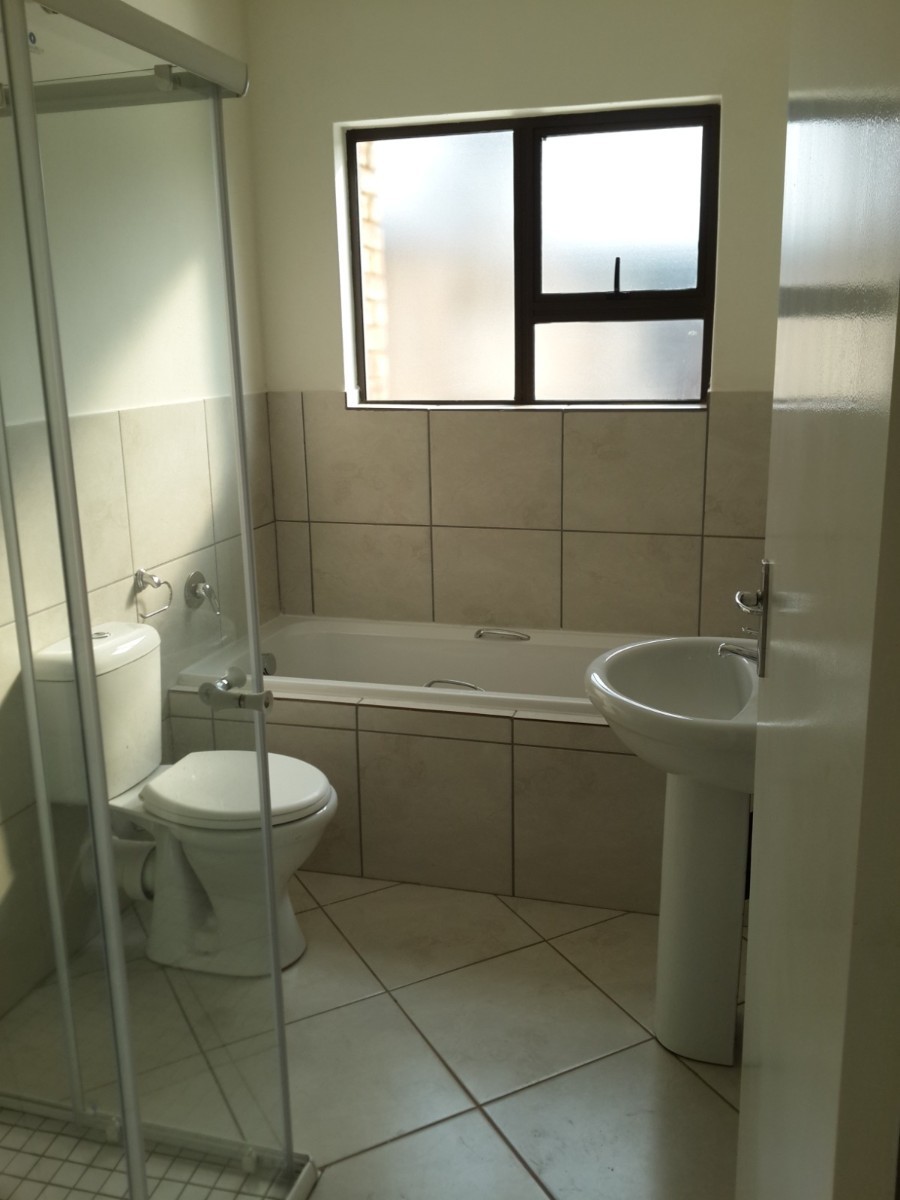 Apartment for sale in Helderkruin, Roodepoort, 66 m²