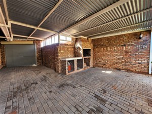 Carport with braai - Townhouse To Rent in Kimberley Central Kimberley - P1628984