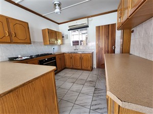 Kitchen with gas hob and aircon - Townhouse To Rent in Kimberley Central Kimberley - P1628984