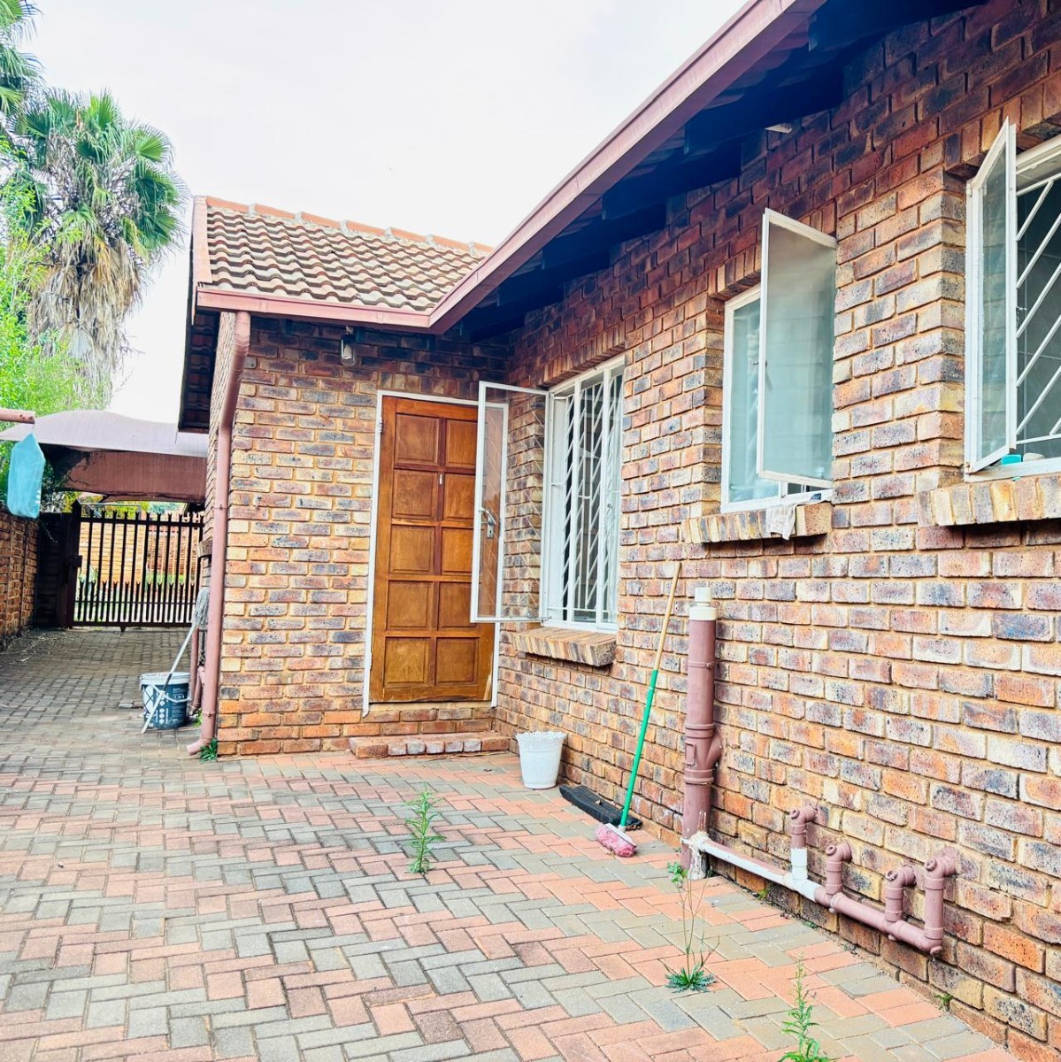 This Immaculate  Home Is For Sale In Chantelle Akasia