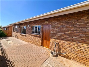 Townhouse For Sale in Rhodesdene Kimberley Northern Cape - P1629296