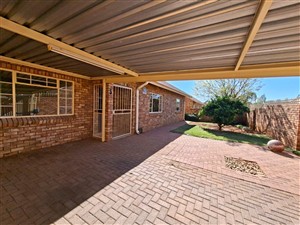 Townhouse For Sale in Rhodesdene Kimberley Northern Cape - P1629296