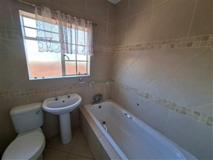 Townhouse For Sale in Rhodesdene Kimberley Northern Cape - P1629296