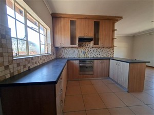 Townhouse For Sale in Rhodesdene Kimberley Northern Cape - P1629296