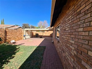 Townhouse For Sale in Rhodesdene Kimberley Northern Cape - P1629296