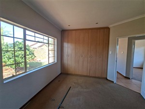 Townhouse For Sale in Rhodesdene Kimberley Northern Cape - P1629296