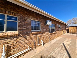 Townhouse For Sale in Rhodesdene Kimberley Northern Cape - P1629296