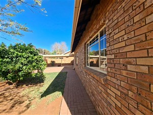 Townhouse For Sale in Rhodesdene Kimberley Northern Cape - P1629296