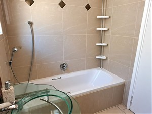 Absolutely beautiful 4 bedroom home For Sale in Amanzimtoti, KwaZulu Natal - P1629293
