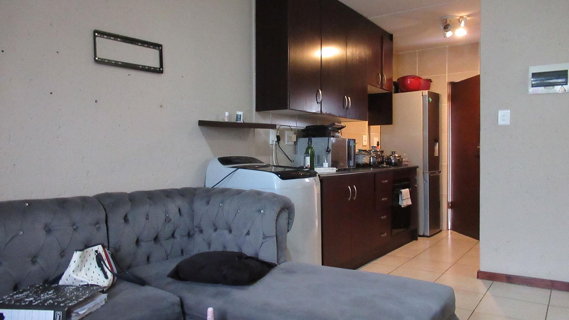 Apartment for sale in Aeroton, Johannesburg, 49 m²