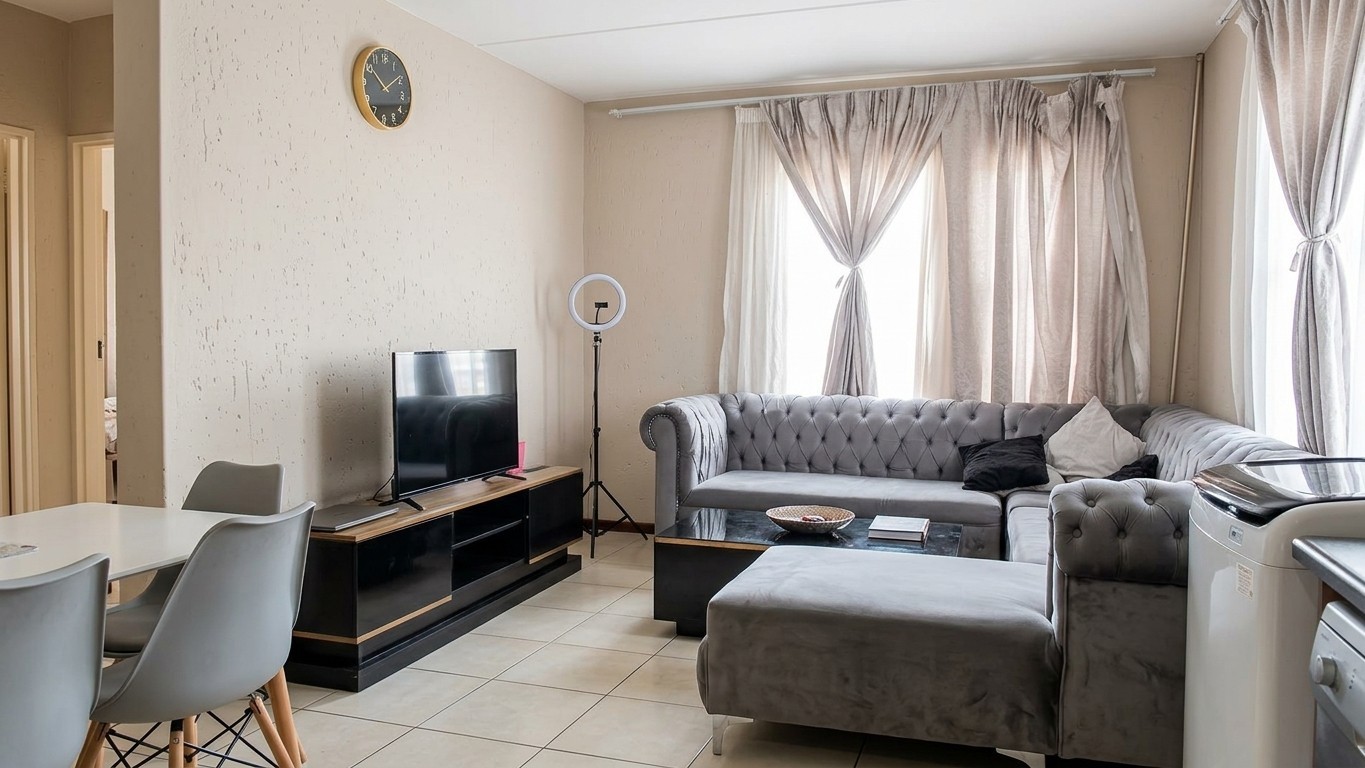 Apartment for sale in Aeroton, Johannesburg, 49 m²
