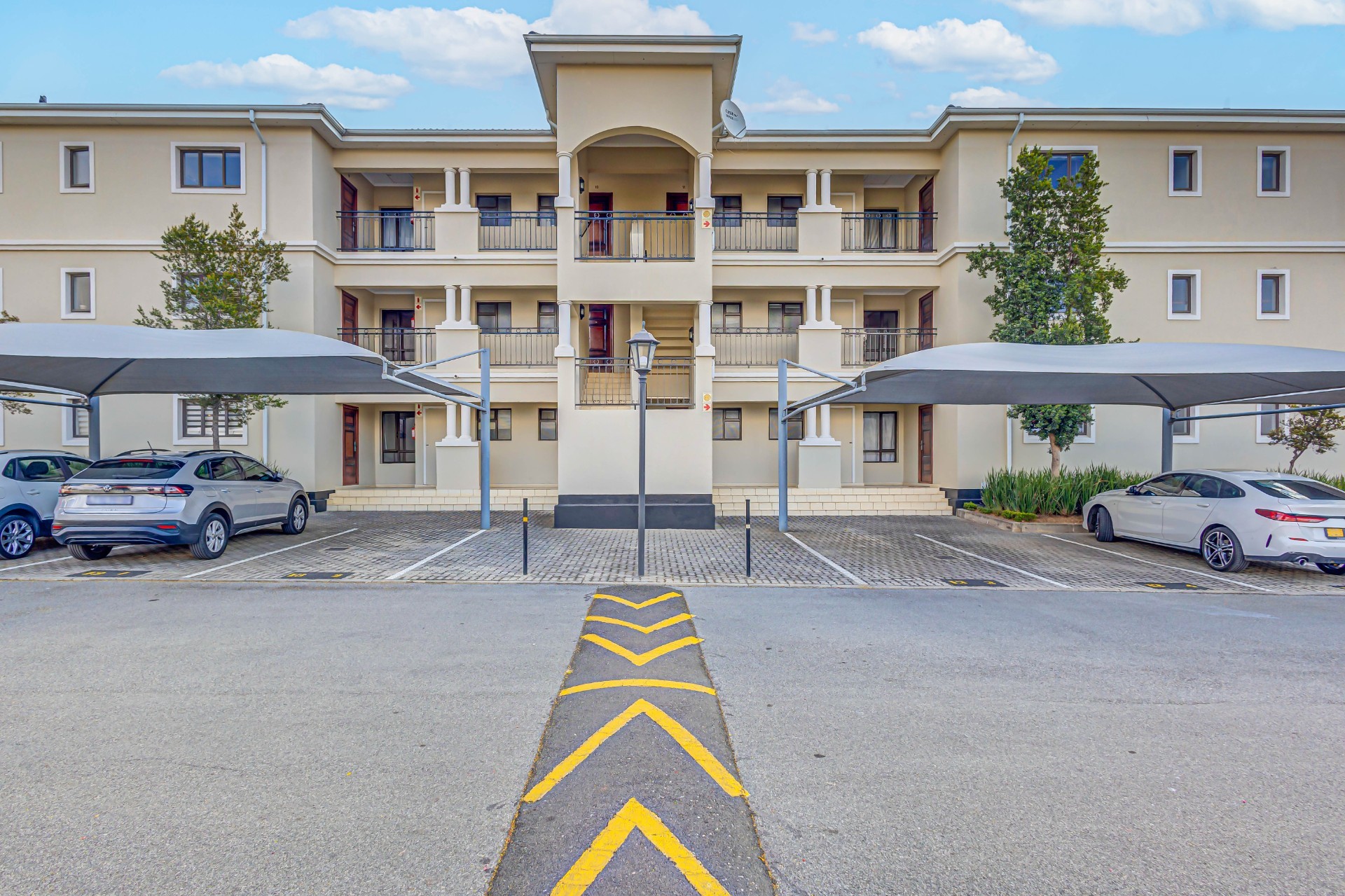 2 BEDROON 2 BATHROOM Ground Floor Apartment Offers Modern Convenience, Generous Living Spaces,