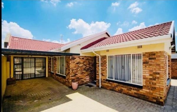 Townhouse For Sale in New Houses, Mhluzi, Middelburg