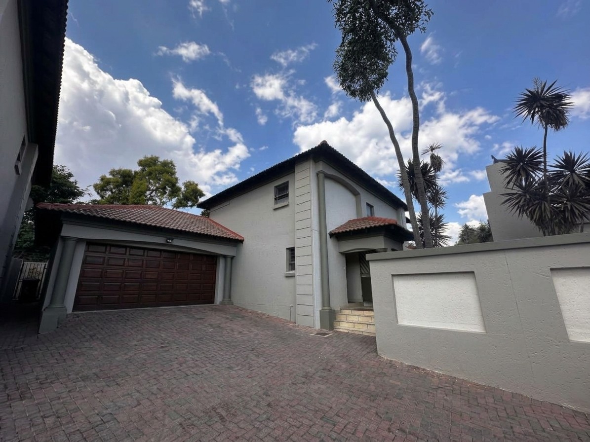 House for sale in Faerie Glen, Pretoria, 241 m²