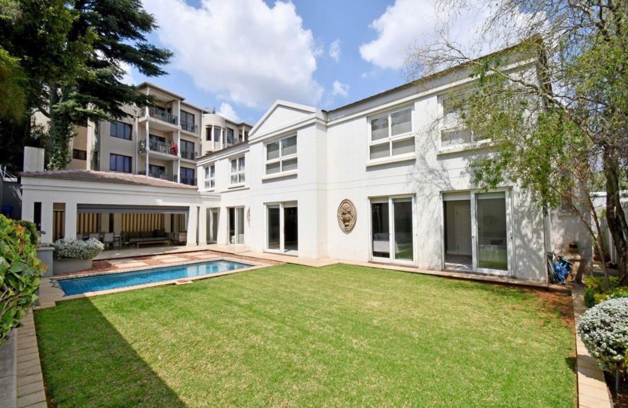 Five-BedroomExquisite Residence in an Exclusive Dunkeld West Estate